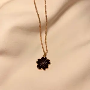 Halsband svart blomma🖤 59:- och frakt 15kr! Vill du köpa? Kontakta mig!⭐️Från min tillverkning (kolla in @en_smycken på instagram!) 