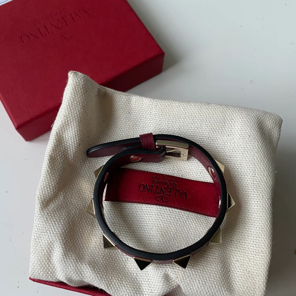 Intressekoll på mitt Valentino armband i vinrött. Kvitto/dustbag finns, helt nytt.. Accessoarer.
