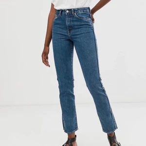 Weekday jeans - Slutsålda weekday jeans med slits, jättesnygga, säljer dom eftersom jag inte får använding för dom!köpte dom för 599, men priset kan diskuteras, köparen står för frakten.❤️