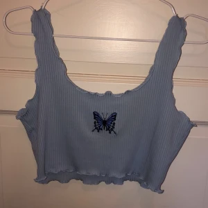 Blå topp - Säljer den här super söta toppen som jag köpt men aldrig använt eftersom den var för stor. Storlek M. 60kr