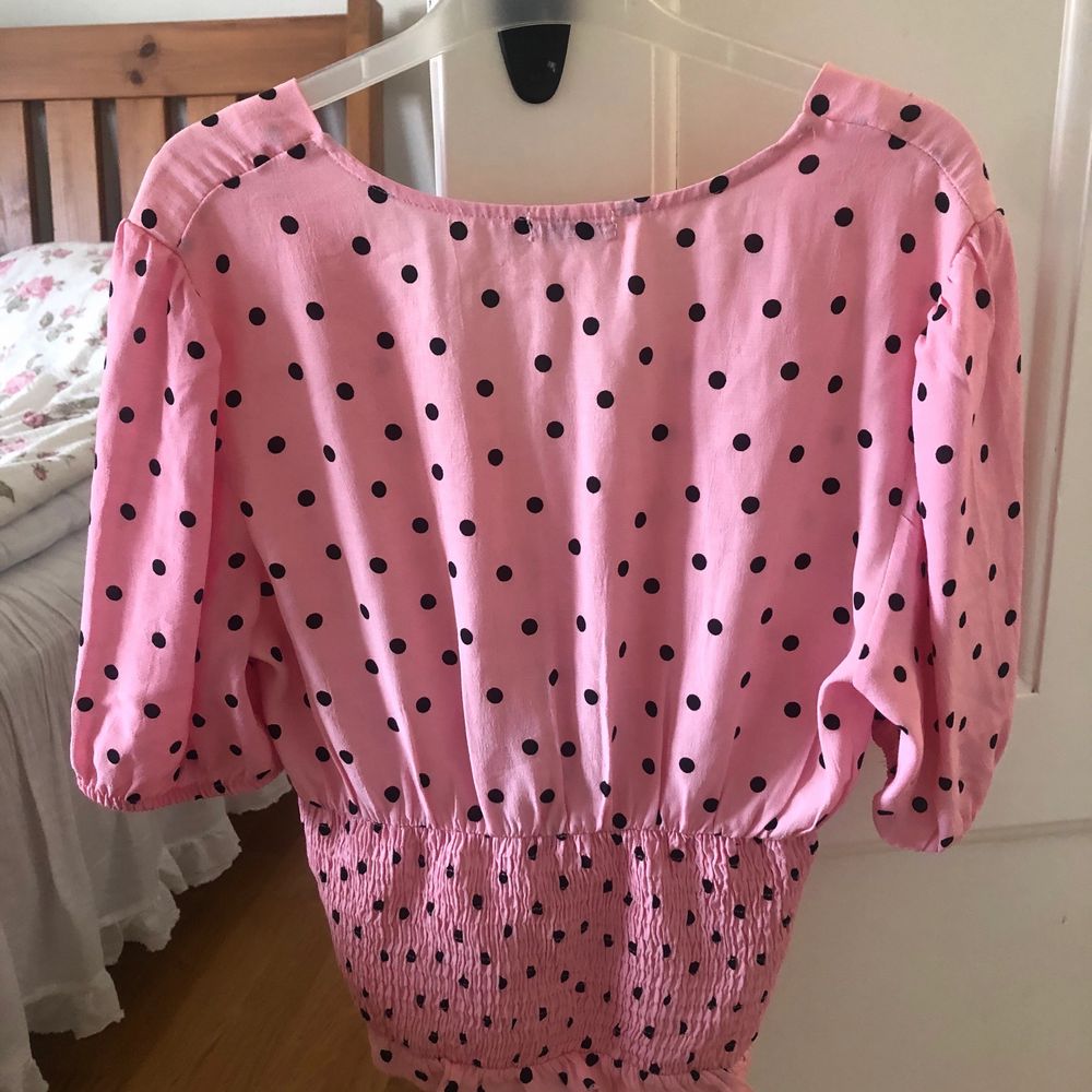 Denna fina blus från stradivarius. Den är köpt från asos och nypris är 229kr. Den är använd 2 gånger så skicket är som den var från början. Storleken är M men jag tycker den är lite liten i storleken så mer som en S Jag säljer för 130 + frakt ( frakten är runt 40kr ). Blusar.