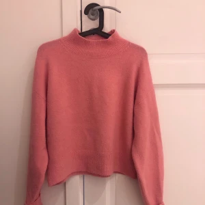 Rosa tröja - Rosa ”stickad” tröja från &otherstories💕