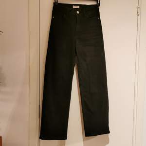Svarta stretchiga vida fashion jeans från Lindex. Storlek 34. I använt skick. Skickas mot fraktkostnad. 