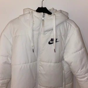 Nike vinterjacka! - Vinterjacka från Nike som köptes förra året! Mycket bra skick❣️ går även att vända på den ❣️ ❣️ passar bra på mig som annars har S ❣️