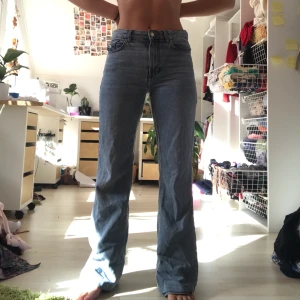 Jeans - Mina favoritjeans har tyvärr blivit för små. Motsvarar en w26. Formar kroppen fint. Är helt kär i hur de är perfekt lågmidjade och lagom vida i benen. Jeansen är från mango. Jag är 168cm lång. De är uppsydda men kan lätt sprättas upp om det så önskas. Högsta bud 490kr. Frakt tillkommer på 79kr. Budgivning avslutas 16/9 21:00. FÖRLÄNGT DATUM PGA FORTSATT STORT INTRESSE