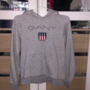 Gant hoodie - En grå Gant hoodie i storlek 146/152, passar även någon med storlek 32 i damstorlek (då jag är det) ☺️ Inte använd särskilt mycket så fortfarande fräsch och fin ☺️ kan hämtas i Hässleholm, ska den skickas står köparen för frakten. 