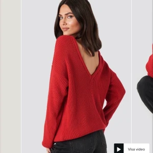 Na-kd knitted deep V-neck sweater  - Tröjan är ganska stor i storleken. Jag är vanligt vis en M men tycker att denna är mer lämplig för de som anser sig vara en L.  Tröjan är använd 2 gånger och är inprincip i helt nytt skick. 