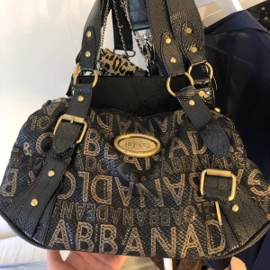 Dolce Gabbana Väska!  - Säljer denna dolce Gabbana inspererade väska som är köpt på humana, den är i jätte bra skicka och är den perfekta storleken! Så snygg och perfekt till skolan🥰😍 köparen står för frakten 