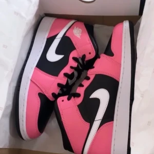 Nike Air Jordan mid Pink - Först till kvarn 1000kr + 62kr frakt!