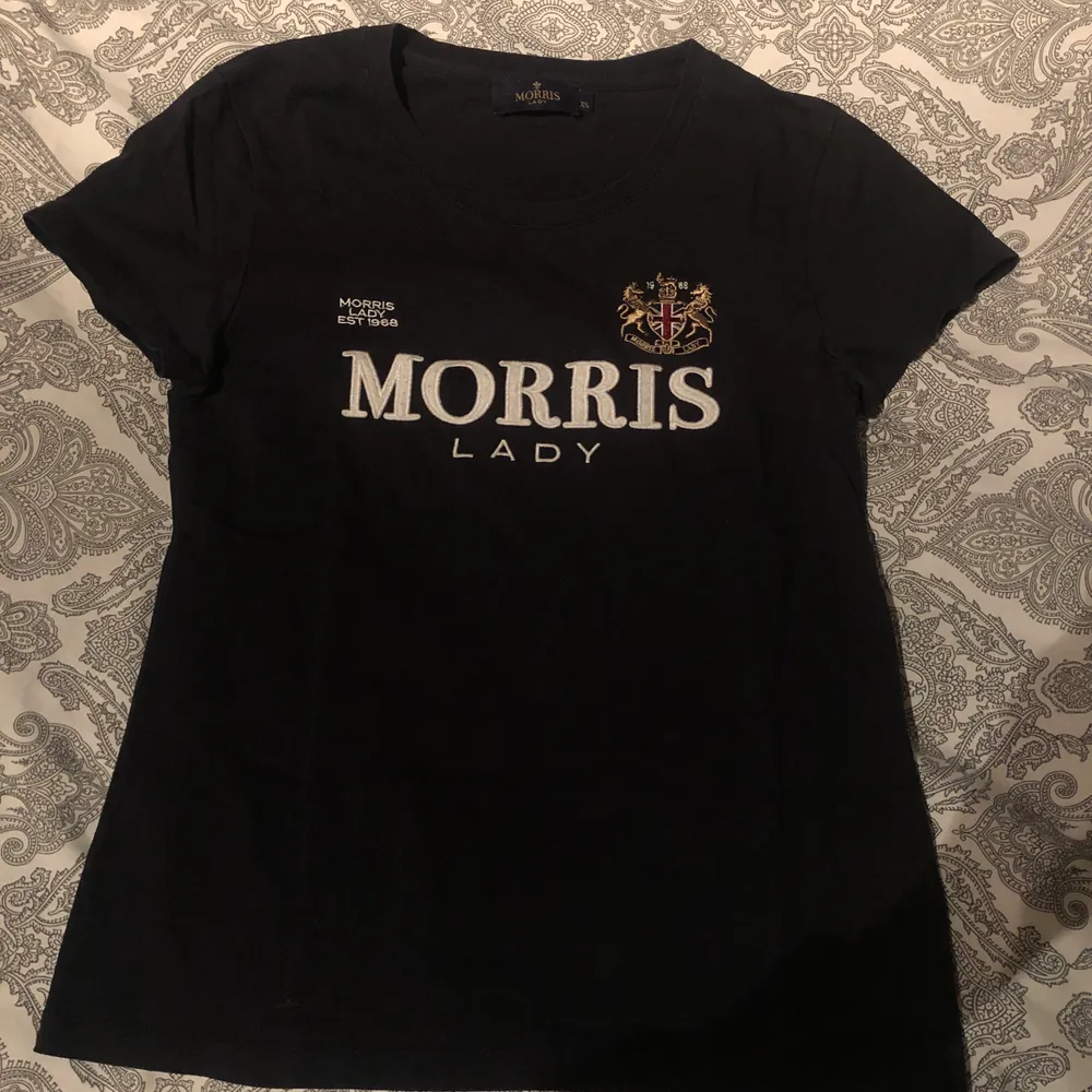 Säljer min Morris t-shirt som inte längre kommer till användning. Den ser svart ut på bild men är väldigt mörkblå. Mycket fint skick och ser knappt använd ut. Pris går att diskuteras, köpare står för frakt (betalning via swish)😊💕. T-shirts.