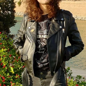 äkta skinnjacka  - en mycket fin och omtyckt läderjacka i äkta fårskinn. storlek s och sitter jättefint på xs-s. är i väldigt bra skick! 🐉