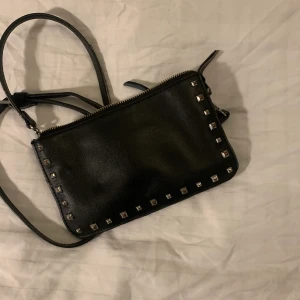 Väska från zara  - Väska från zara med tre olika fak💕