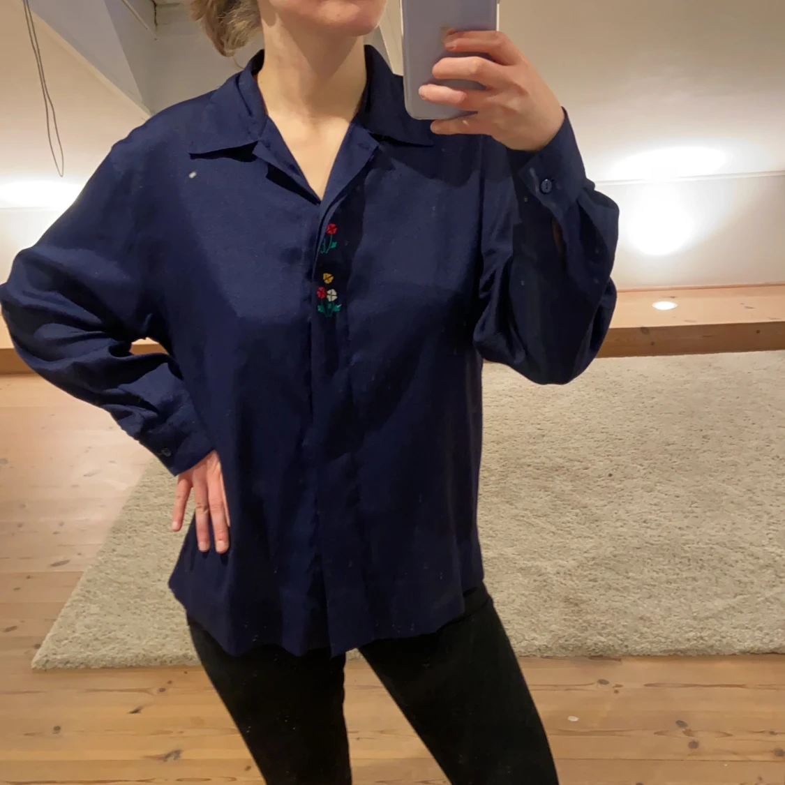 Mörkblå skjorta med broderade blommor - 90