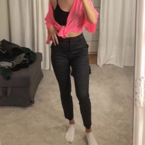 Byxor - Prickiga kostymbyxor/slacks, högmidjade och superfina men kommer aldrig till använding. Skriv för mer bilder. 100kr + frakt