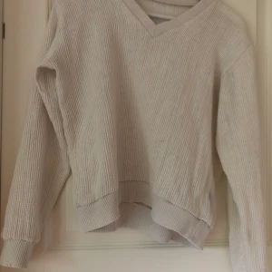 Vit stickad tröja - Vit stickad tröja✨  Använd och en liiiten fläck på men den syns 🌸knappt  Ganska see through😕  Frakt ingår eller så kan vi mötas någonstans i Sundsvall😊