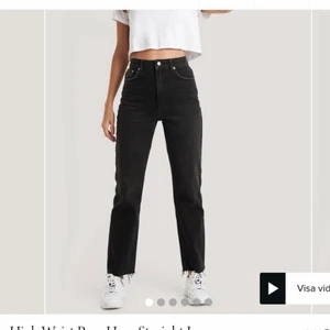 SÖKER - Söker dessa mom jeans från NA-KD🥰 om ni har ett par andra mom jeans så får ni gärna skriva det till mig ändå💘✌🏻 helst i stl. 34 eller xs