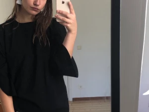 Enkel svart klänning med slits  - Underbar liten svart klänning med slits från & other stories i strl 38, använd en/två gånger!❤️ Möts upp vid Odenplan annars står köparen för frakt