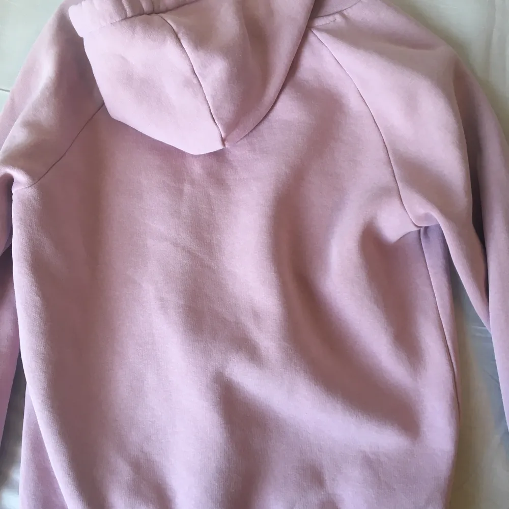 Säljer denna rosa hoodie i storlek S men passar mig som är XS/XXS🌸 Priset går att diskuteras💫 Om du har några frågor är de bara att skriva😊 Högst bud gäller. Hoodies.