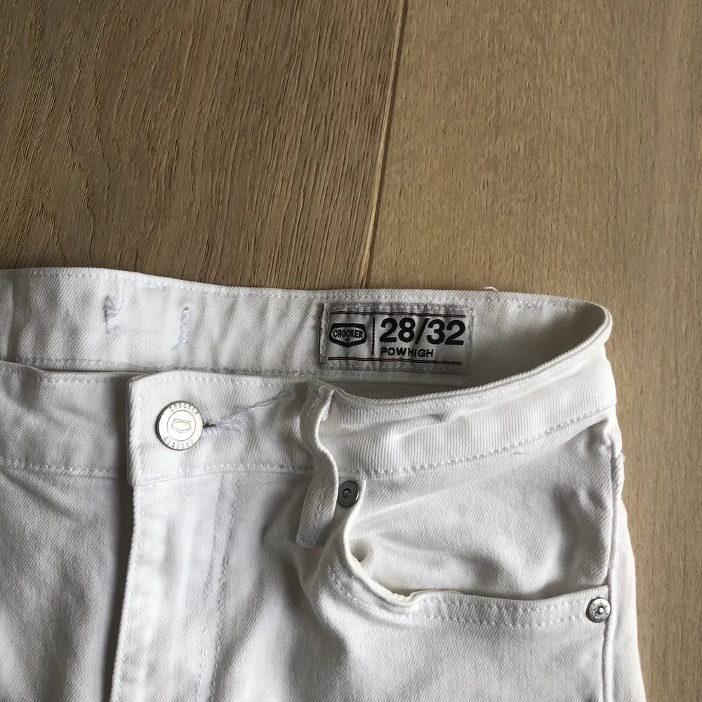 Vita jeans från märket Crocker med hål på knäna! Högmidjade!. Jeans & Byxor.