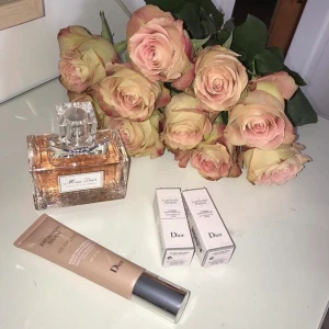 Miss Dior parfym  - Miss Dior parfym , 100% kvar aldrig använd bara haft den som prydnad hemma. Ny pris ca 1400