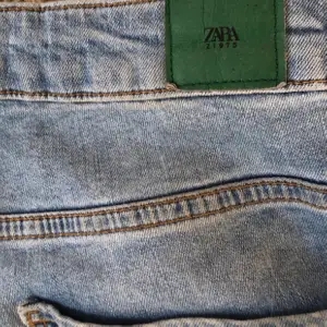 Supersnygga bootcut jeans som passar till allt, jättemörkt och skönt material. Storlek 38 men sitter mer som en liten S.