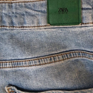 Avklippta bootcut jeans med hål - Supersnygga bootcut jeans som passar till allt, jättemörkt och skönt material. Storlek 38 men sitter mer som en liten S.