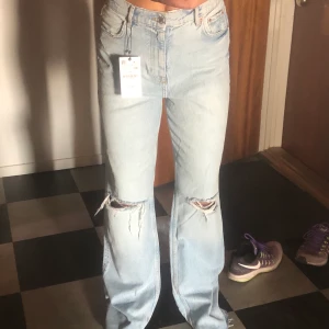 ZARA JEANS - Säljer dessa SVIN SNYGGA slutsålda populära zara jeansen i storlek 40! (sitter snyggt overzised på mig som vanligtvis har stl 34/36) Buda i kommentarerna! Startbud 350kr🦋🤍