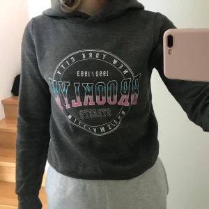 Grå hoodie strl XS - Grå hoodie med tryck från Gina tricot. Storlek xs och jag säljer den för 50kr+frakt. 