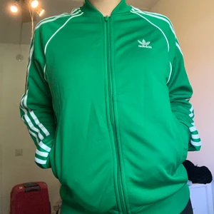 Adidas tjocktröja - En tjocktröja från adidas som endast är använd hemma.