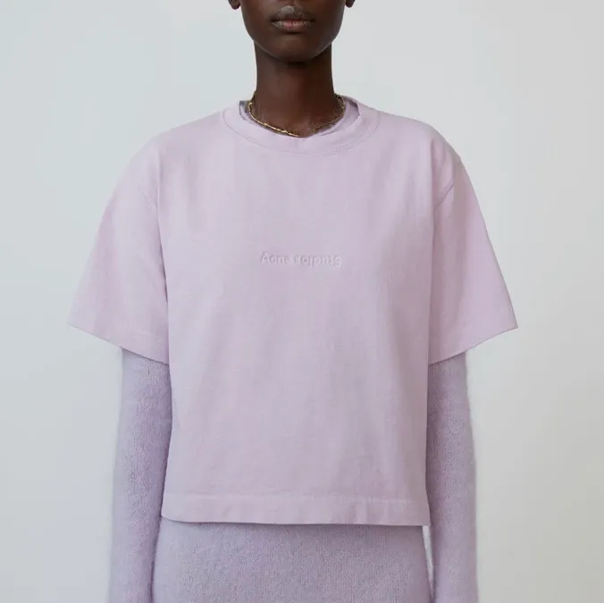 T-Shirt från Acne i ljus lila/rosa färg! storlek XS men passar S-M! Köpt för 1200kr o säljer för 300. T-shirts.