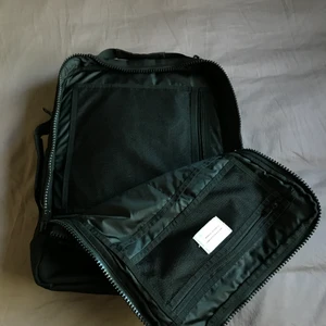 Sandqvist ryggsäck SVART - En mer unik ryggsäck hittar man inte. Att den är från Sandqvist is the cherry on top. Den har 3 avdelningar där man kan packa mycket grejor. Man kan bära denna väska på 3-4 olika sätt. Verkligen en guldvärd fynd. Använt mycket. Pris kan diskuteras