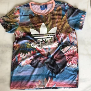 Adidas t-shirt - Mönstrad adidas t-shirt i fint skick. Oversize i storleken. Frakten är inkluderad i priset. 