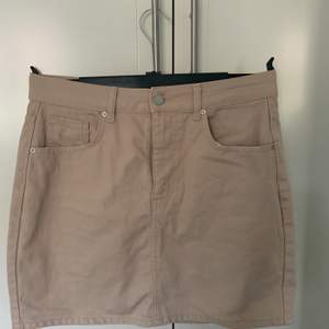 Beige ” jeans ” kjol från Gina i storlek 40. Väldigt fin och skön. 60kr + frakt