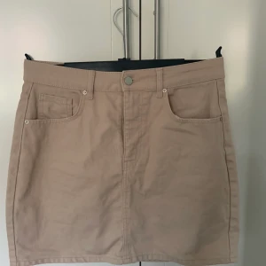 Kjol - Beige ” jeans ” kjol från Gina i storlek 40. Väldigt fin och skön. 60kr + frakt