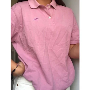 Pikétröja  - Pikétröja från Kappa i nytt skick köpt på humana😚säljer pga att den inte kommer till användning tyvärr🤷🏽‍♀️frakt tillkommer / möts upp i sthlm