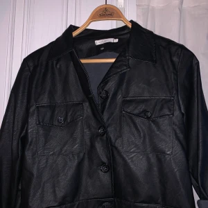 Skinnskjorta - Skinnskjorta, tunnt fake läder. Använd fåtal gånger