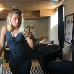 Ribbad klänning stl S - Mörkblå klänning från Gina tricot med snörning. Passar xs/s/m då den är ribbad och superstretchig. Använd endast 1 gång så i superskick. Bud från 40kr. Skickas med spårbar frakt