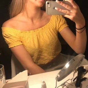 Gul topp!  - Knappt använd topp från h&m. Säljer för 50 + frakt 44