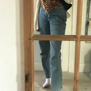 Blå Jeans - Blåa snygga jeans från weekday i modellen ”row” som tyvörr inte passar mig längre, frakt ingår inte
