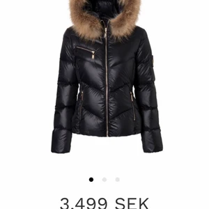 Hollies jacka - INTRESSEKOLL!                                                        Svart Hollies jacka! Modellen Nathalie Short Jacket! Strl 34! Aldrig använd! Lappen sitter kvar och påsen medföljer! Skriv om du har några funderingar! Budgivning i kommentarsfältet💞