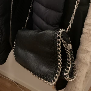 Tiamo väska - Säljer en svart tiamo väska med silvriga detaljer! Köpt för 500kr och säljer för 300! Skriv om du har funderingar💕