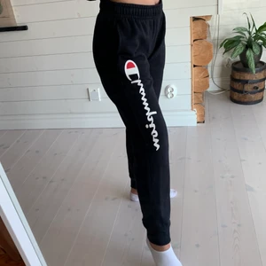 Mjukis byxor  - Snygga champion mjukis byxor! (Lite noppriga men bara lite) annars jätte bra skick och knappt använda😇. Storlek S, pris 250 kr och köparen står för frakt✨
