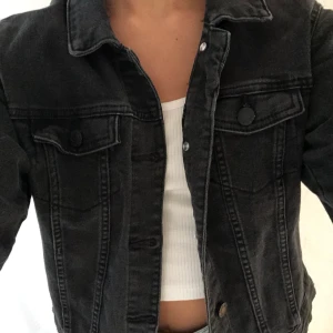 Jacka - Fin svart/grå jacka, använd fåtal gånger. Storlek s