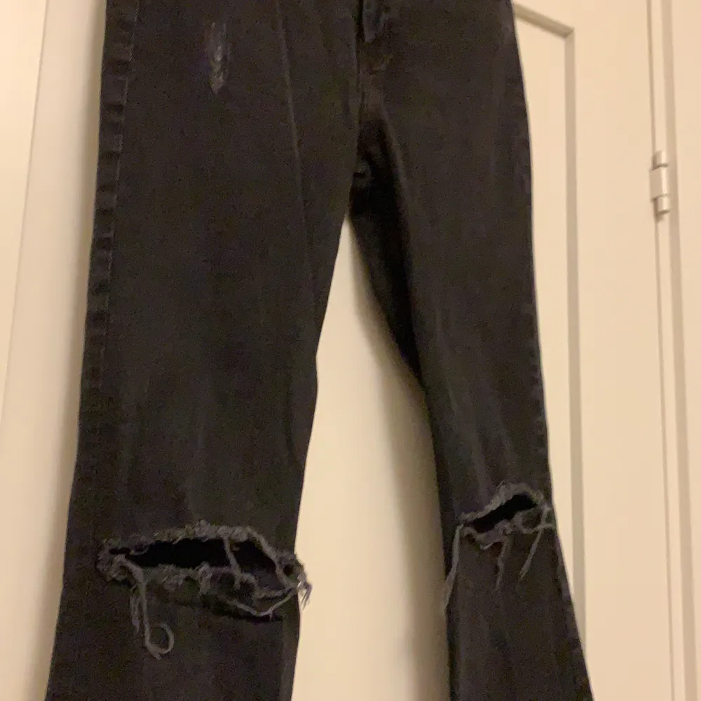 H&M jeans Flare High waist svarta . Jeans & Byxor.
