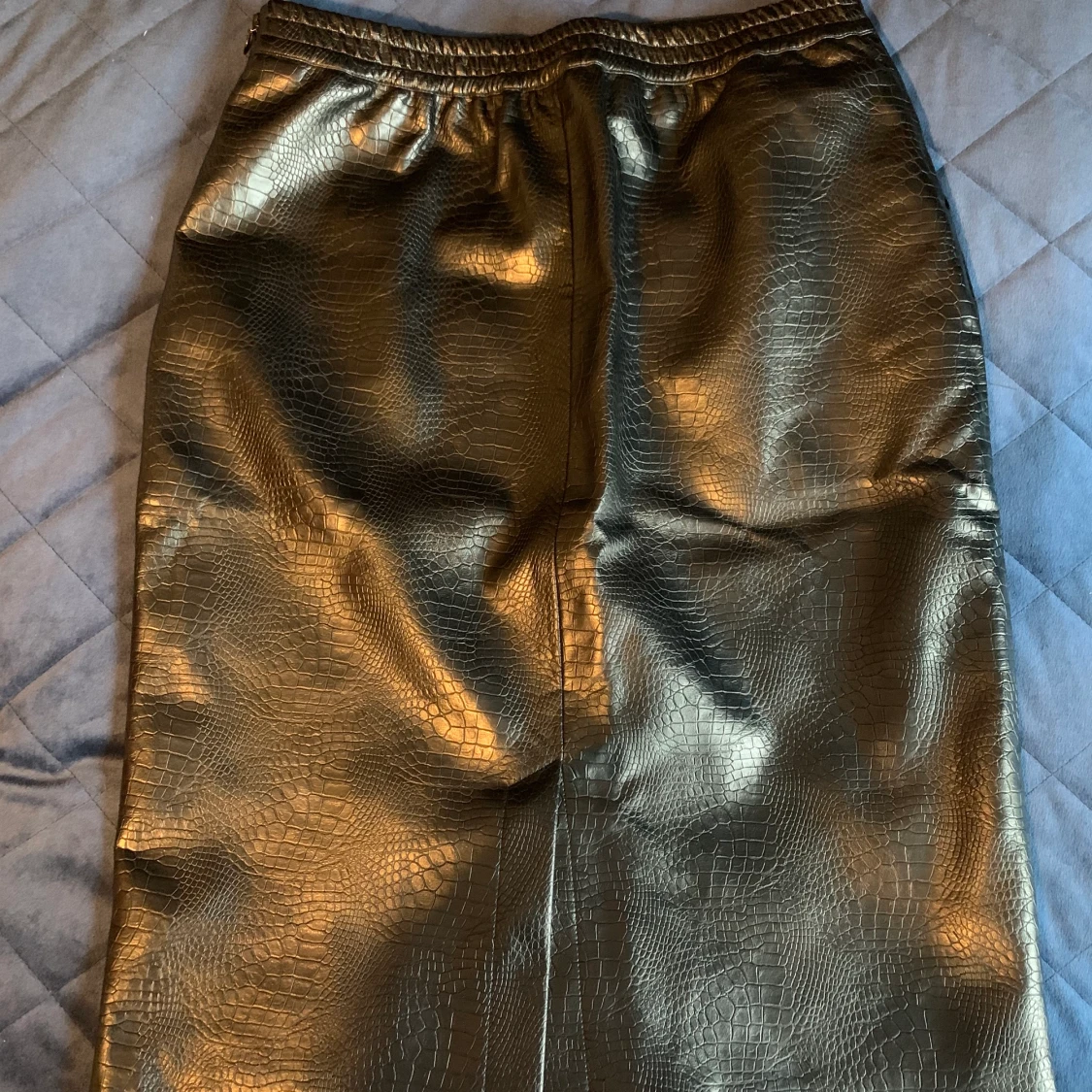 Läderkjol med slits och fickor  - 90