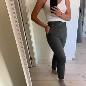 Byxor  - Gröna byxor från NA-KD i storlek 34, fin kvalite. Saknas en knapp vid stängningen men finns en ”hake” så den fungerar utmärkt utan den. Mer bilder kan skickas🤗 köparen står för frakten 