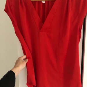 Blus - Fin blus i rött. Endast använd fåtal ggr. Som ny! 