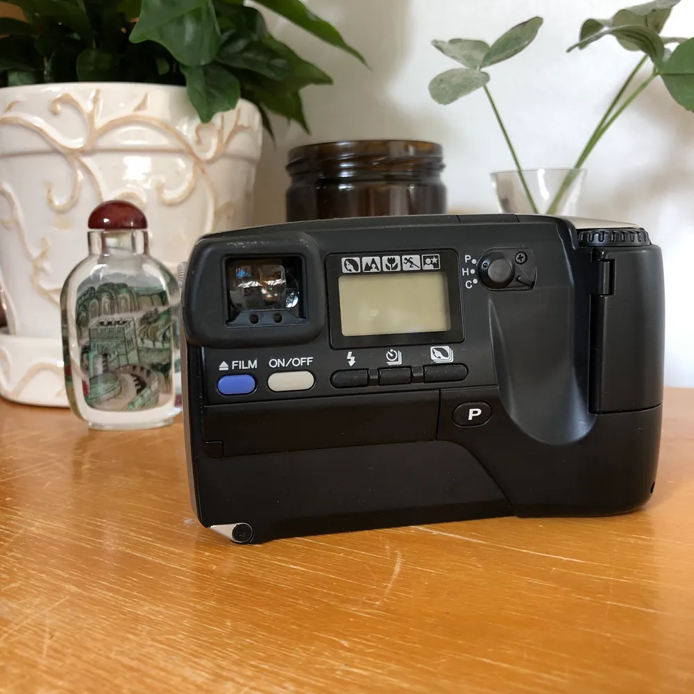 Analog kamera! ”Minolta vetis S-100” jag köpte den i en diverselåda på auktion med andra kameror! Vet ej om den fungerar (därav priset) men de andra 3 kamerorna i diverselådan fungerade. Hör av dig vid frågor eller intresse🥰. Övrigt.