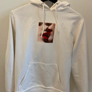 Hoodie från  /STAY   - Fin vit hoodie i stl XS passar mig som har S. I fint skick trots använd. Säljer pga ej min stil längre.