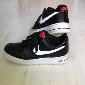 Nike air force 1 - Svarta Nike air force 1 med vitt märke, strlk 40. Använda fåtal gånger. 300kr+frakt🤍